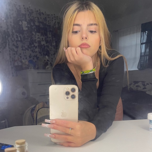 Meet your Posher, Jessica - Picture 1 of 1